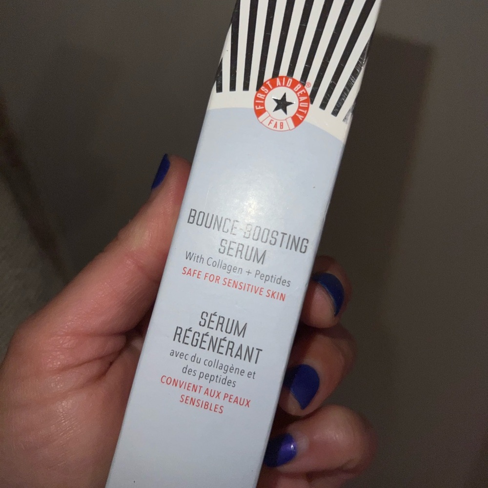 First Aid Beauty Bounce-Boosting Serum – White with Red Accent